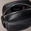 Borsa da reporter sottile con logo in rilievo su tutta la superficie