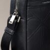 Borsa da reporter sottile con logo in rilievo su tutta la superficie