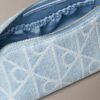 Borsa da toilette in Denim con logo su tutta la superficie