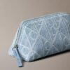 Borsa da toilette in Denim con logo su tutta la superficie