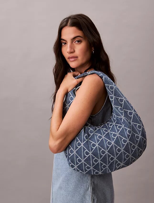 Borsa Hobo in Denim con logo emblema su tutta la superficie Borsa Hobo in Denim con logo emblema su tutta la superficie