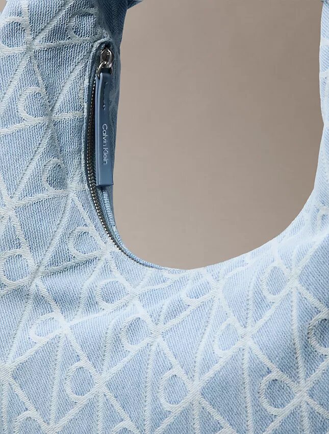 Borsa Hobo in Denim con logo emblema su tutta la superficie Borsa Hobo in Denim con logo emblema su tutta la superficie