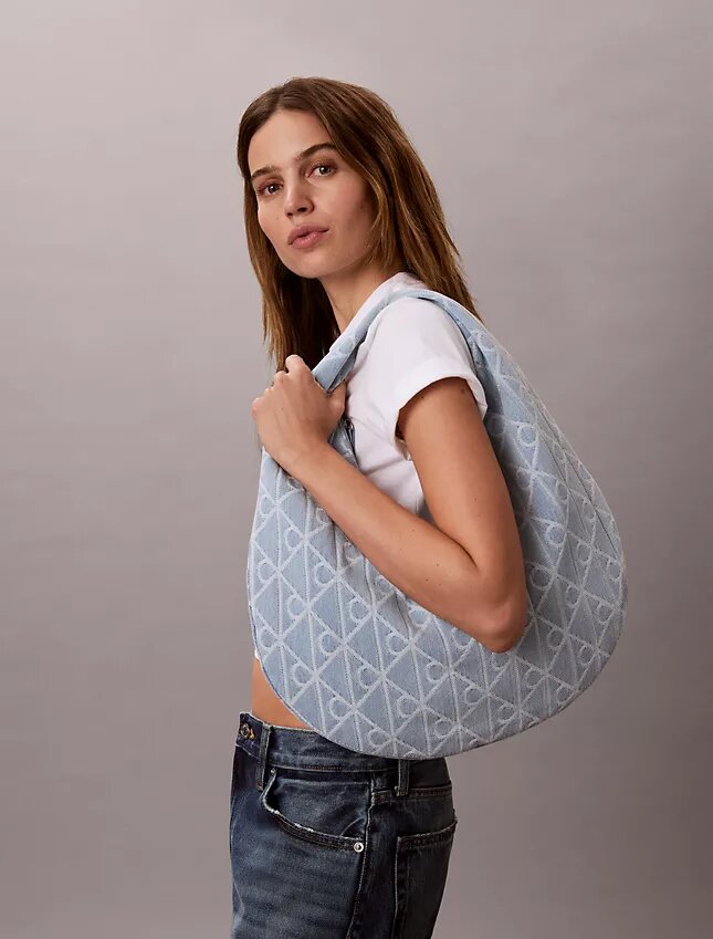 Borsa Hobo in Denim con logo emblema su tutta la superficie Borsa Hobo in Denim con logo emblema su tutta la superficie