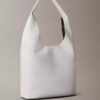 Borsa media morbida con finitura martellata Borsa media morbida con finitura martellata