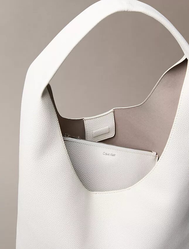 Borsa media morbida con finitura martellata Borsa media morbida con finitura martellata
