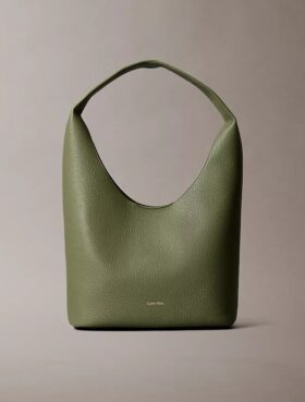 Borsa morbida con finitura martellata