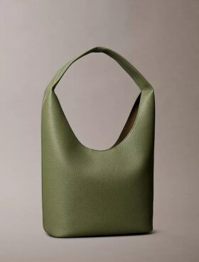 Borsa morbida con finitura martellata