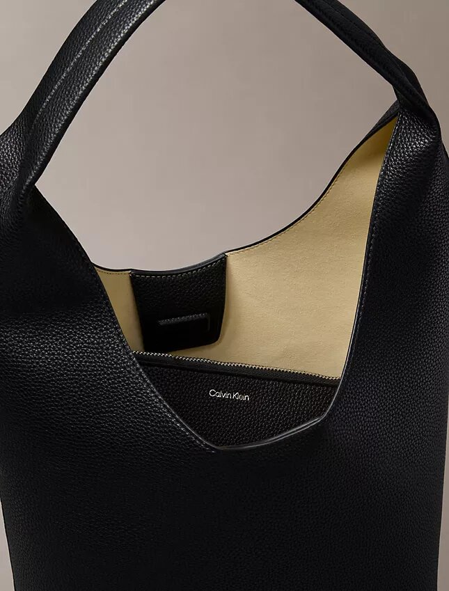 Borsa morbida con finitura martellata Borsa morbida con finitura martellata