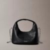 Borsa morbida piccola con finitura martellata Borsa morbida piccola con finitura martellata