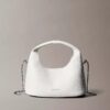 Borsa morbida piccola con finitura martellata Borsa morbida piccola con finitura martellata