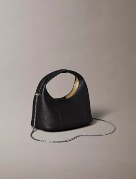 Borsa morbida piccola con finitura martellata Borsa morbida piccola con finitura martellata