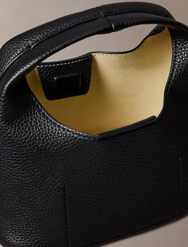 Borsa morbida piccola con finitura martellata Borsa morbida piccola con finitura martellata