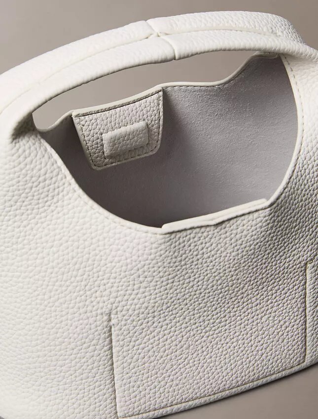 Borsa morbida piccola con finitura martellata Borsa morbida piccola con finitura martellata
