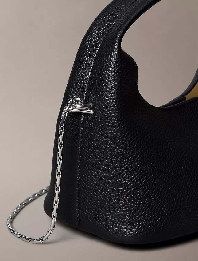 Borsa morbida piccola con finitura martellata Borsa morbida piccola con finitura martellata