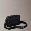 Borsa per fotocamera con logo in rilievo su tutta la superficie