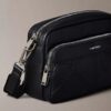 Borsa per fotocamera con logo in rilievo su tutta la superficie