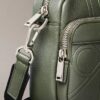 Borsa per fotocamera con logo in rilievo su tutta la superficie