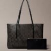 Borsa tote con logo emblema su tutta la superficie e tasca interna Borsa tote con logo emblema su tutta la superficie e tasca interna