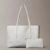 Borsa tote con logo emblema su tutta la superficie e tasca interna Borsa tote con logo emblema su tutta la superficie e tasca interna