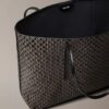 Borsa tote con logo emblema su tutta la superficie e tasca interna Borsa tote con logo emblema su tutta la superficie e tasca interna