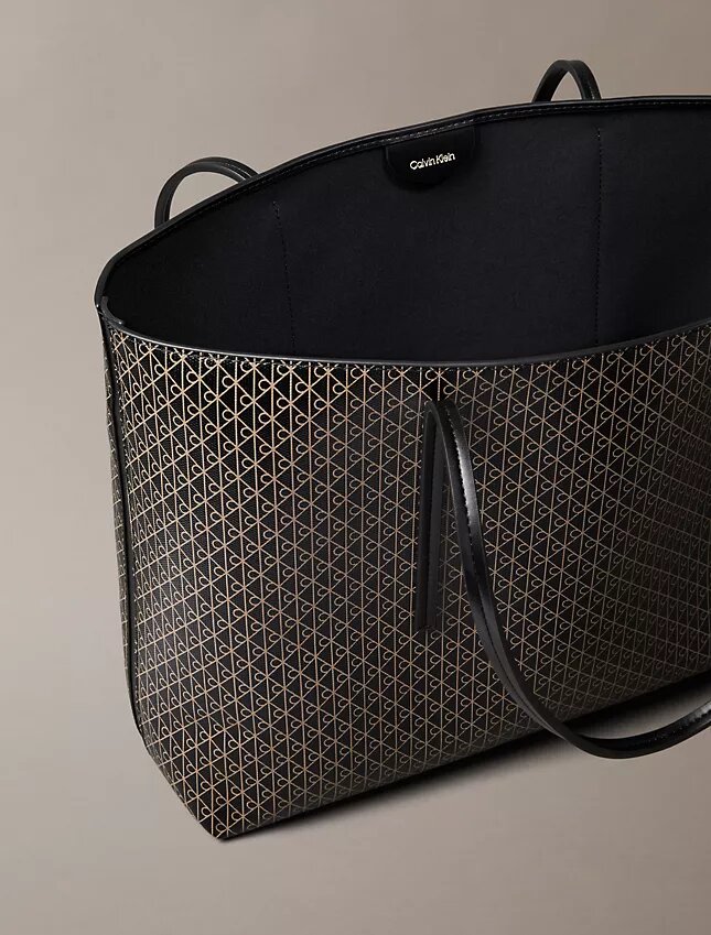 Borsa tote con logo emblema su tutta la superficie e tasca interna Borsa tote con logo emblema su tutta la superficie e tasca interna
