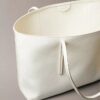 Borsa tote con logo emblema su tutta la superficie e tasca interna Borsa tote con logo emblema su tutta la superficie e tasca interna