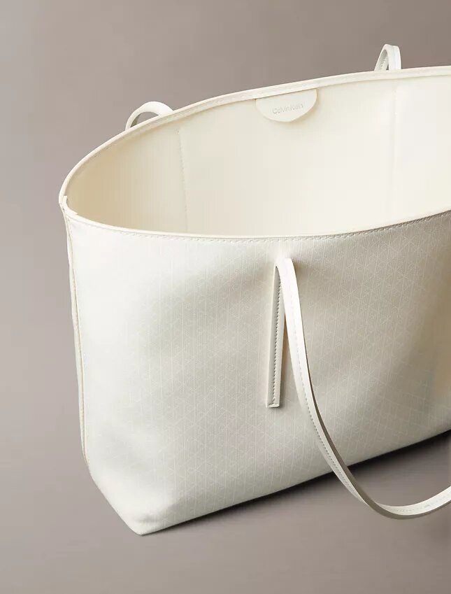 Borsa tote con logo emblema su tutta la superficie e tasca interna Borsa tote con logo emblema su tutta la superficie e tasca interna