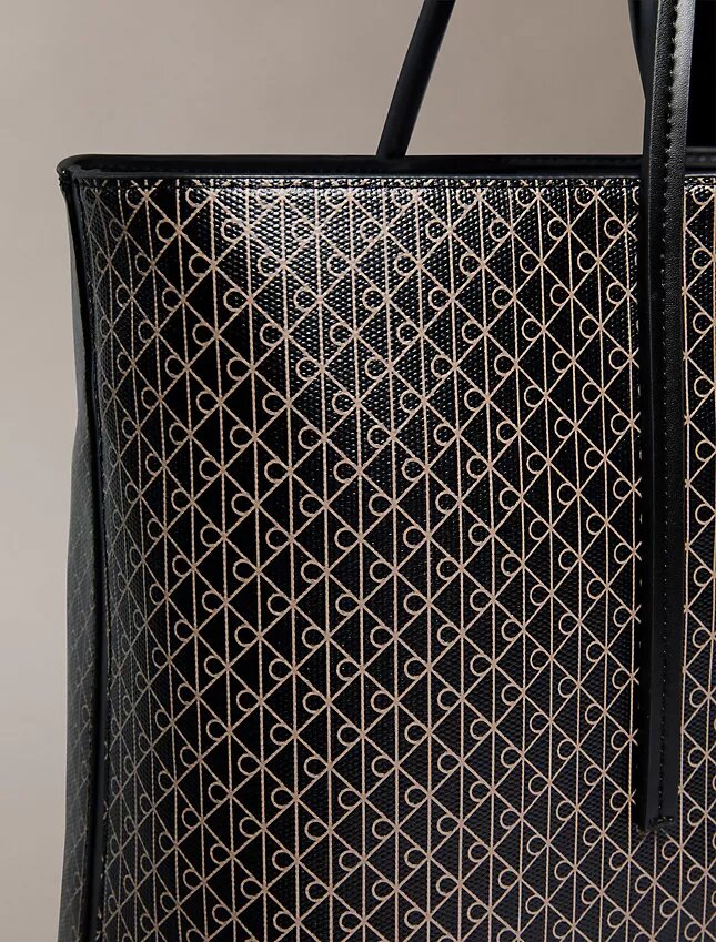 Borsa tote con logo emblema su tutta la superficie e tasca interna Borsa tote con logo emblema su tutta la superficie e tasca interna