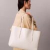 Borsa tote con logo emblema su tutta la superficie e tasca interna Borsa tote con logo emblema su tutta la superficie e tasca interna