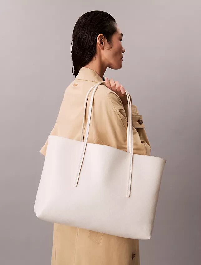 Borsa tote con logo emblema su tutta la superficie e tasca interna Borsa tote con logo emblema su tutta la superficie e tasca interna
