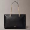 Borsa tote con tracolla a catena e dettagli metallici Borsa tote con tracolla a catena e dettagli metallici