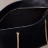 Borsa tote con tracolla a catena e dettagli metallici Borsa tote con tracolla a catena e dettagli metallici