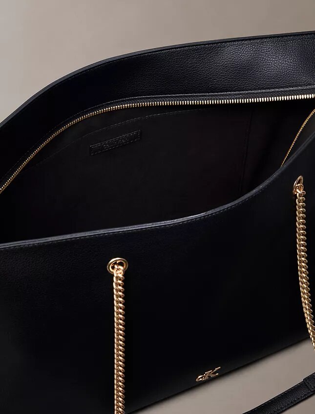 Borsa tote con tracolla a catena e dettagli metallici Borsa tote con tracolla a catena e dettagli metallici