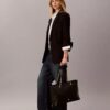 Borsa tote con tracolla a catena e dettagli metallici Borsa tote con tracolla a catena e dettagli metallici