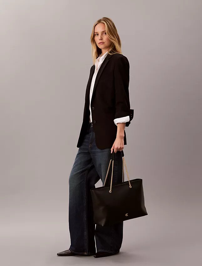 Borsa tote con tracolla a catena e dettagli metallici Borsa tote con tracolla a catena e dettagli metallici