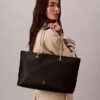 Borsa tote con tracolla a catena e dettagli metallici Borsa tote con tracolla a catena e dettagli metallici