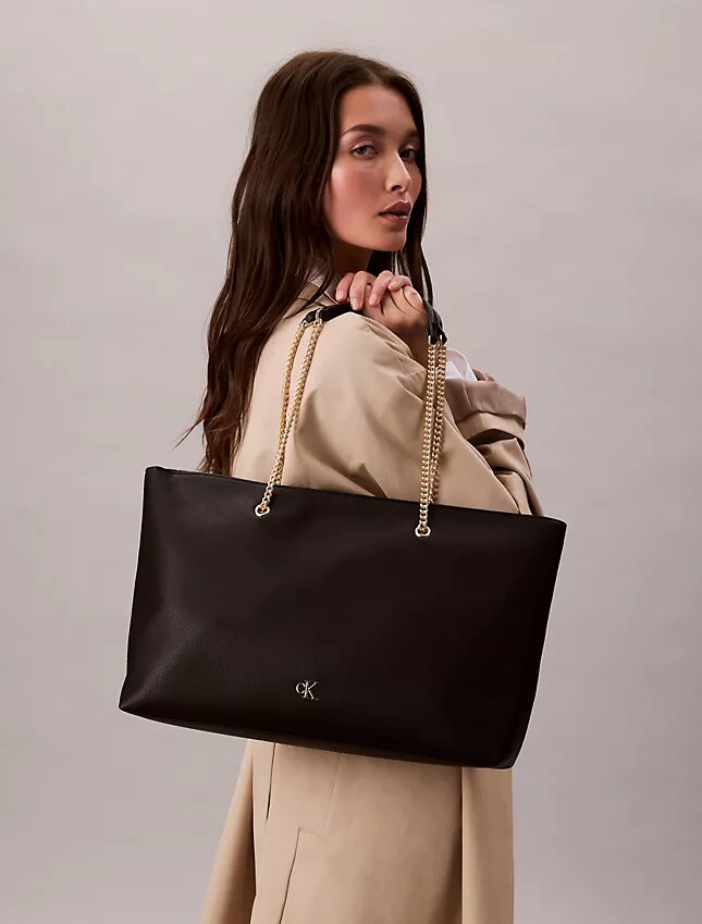 Borsa tote con tracolla a catena e dettagli metallici Borsa tote con tracolla a catena e dettagli metallici