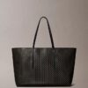 Borsa tote grande con logo emblema su tutta la superficie e tasca interna Borsa tote grande con logo emblema su tutta la superficie e tasca interna