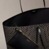 Borsa tote grande con logo emblema su tutta la superficie e tasca interna Borsa tote grande con logo emblema su tutta la superficie e tasca interna