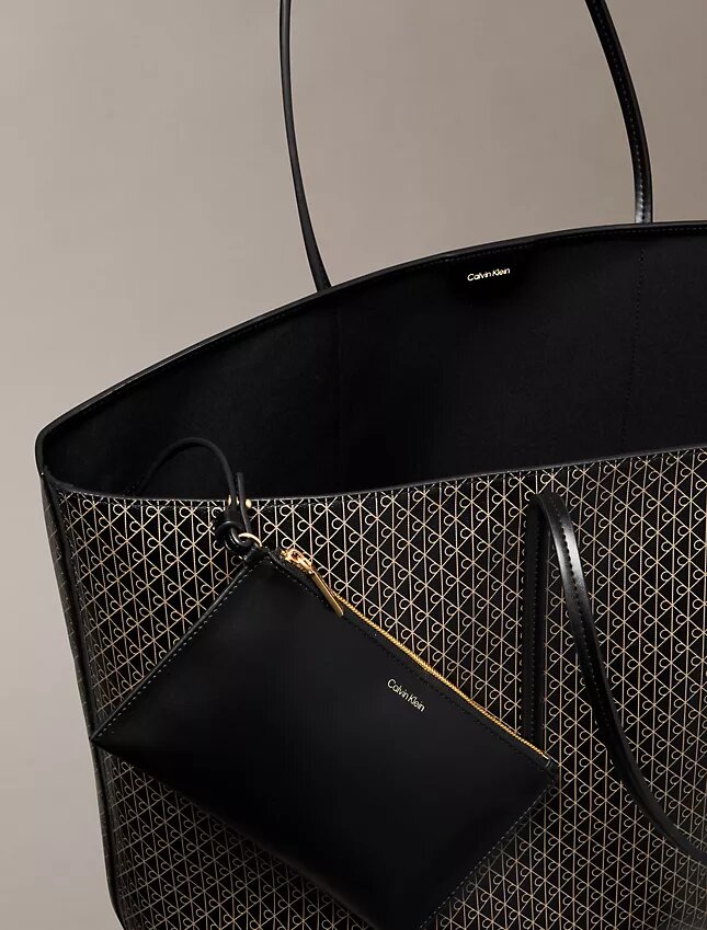 Borsa tote grande con logo emblema su tutta la superficie e tasca interna Borsa tote grande con logo emblema su tutta la superficie e tasca interna
