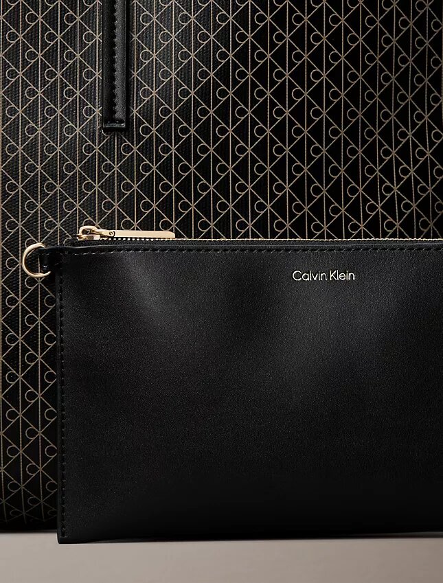 Borsa tote grande con logo emblema su tutta la superficie e tasca interna Borsa tote grande con logo emblema su tutta la superficie e tasca interna