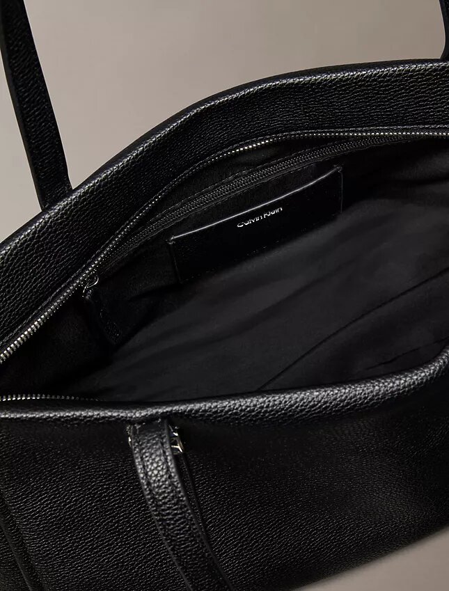 Borsa tote in finta pelle con texture a ciottoli e logo Borsa tote in finta pelle con texture a ciottoli e logo