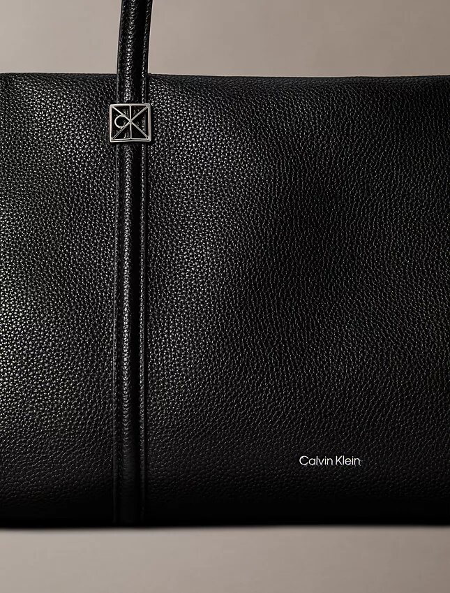 Borsa tote in finta pelle con texture a ciottoli e logo Borsa tote in finta pelle con texture a ciottoli e logo