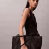 Borsa tote in finta pelle con texture a ciottoli e logo Borsa tote in finta pelle con texture a ciottoli e logo