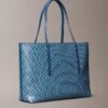 Borsa tote piccola con logo emblema su tutta la superficie e tasca interna Borsa tote piccola con logo emblema su tutta la superficie e tasca interna