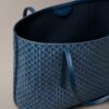 Borsa tote piccola con logo emblema su tutta la superficie e tasca interna Borsa tote piccola con logo emblema su tutta la superficie e tasca interna