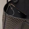 Borsa tote piccola con logo emblema su tutta la superficie e tasca interna Borsa tote piccola con logo emblema su tutta la superficie e tasca interna