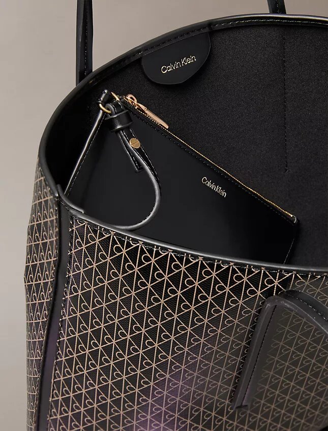 Borsa tote piccola con logo emblema su tutta la superficie e tasca interna Borsa tote piccola con logo emblema su tutta la superficie e tasca interna
