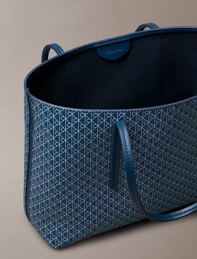 Borsa tote piccola con logo emblema su tutta la superficie e tasca interna Borsa tote piccola con logo emblema su tutta la superficie e tasca interna