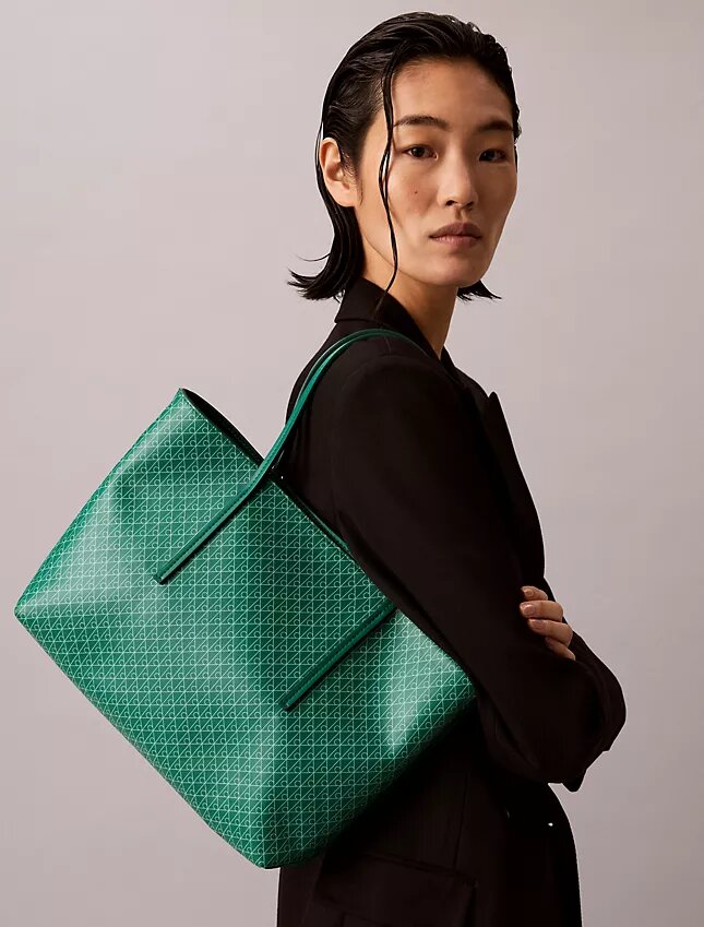 Borsa tote piccola con logo emblema su tutta la superficie e tasca interna Borsa tote piccola con logo emblema su tutta la superficie e tasca interna